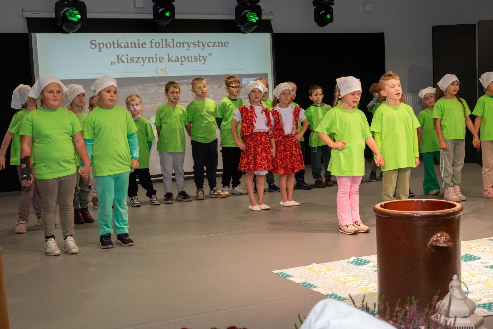Zdjęcie w galerii na portalu naszraciborz.pl: Kiszenie kapusty w Tworkowie. Dawny zwyczaj znów łączy pokolenia wiadomości z regionu