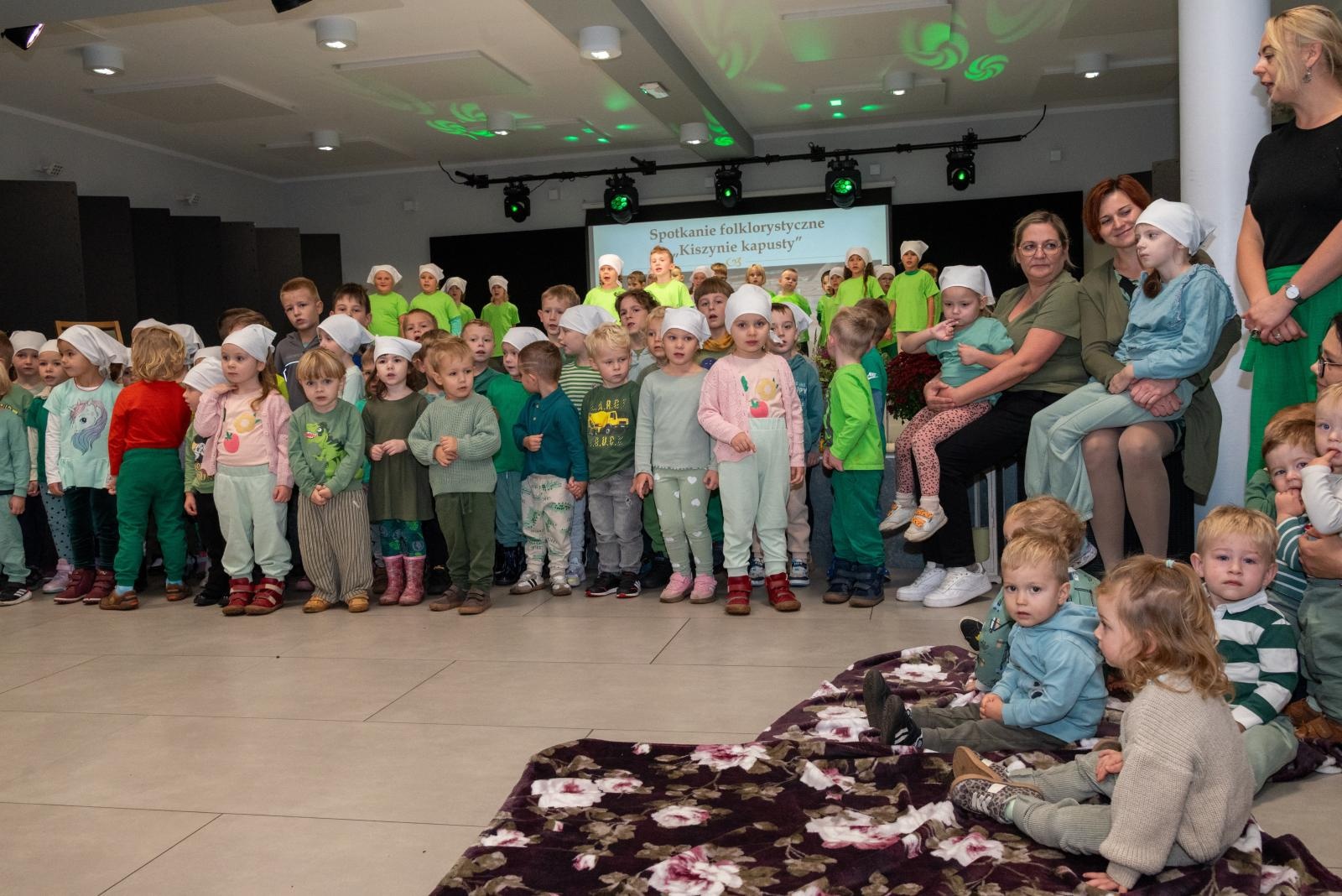 Zdjęcie w galerii na portalu naszraciborz.pl: Kiszenie kapusty w Tworkowie. Dawny zwyczaj znów łączy pokolenia wiadomości z regionu