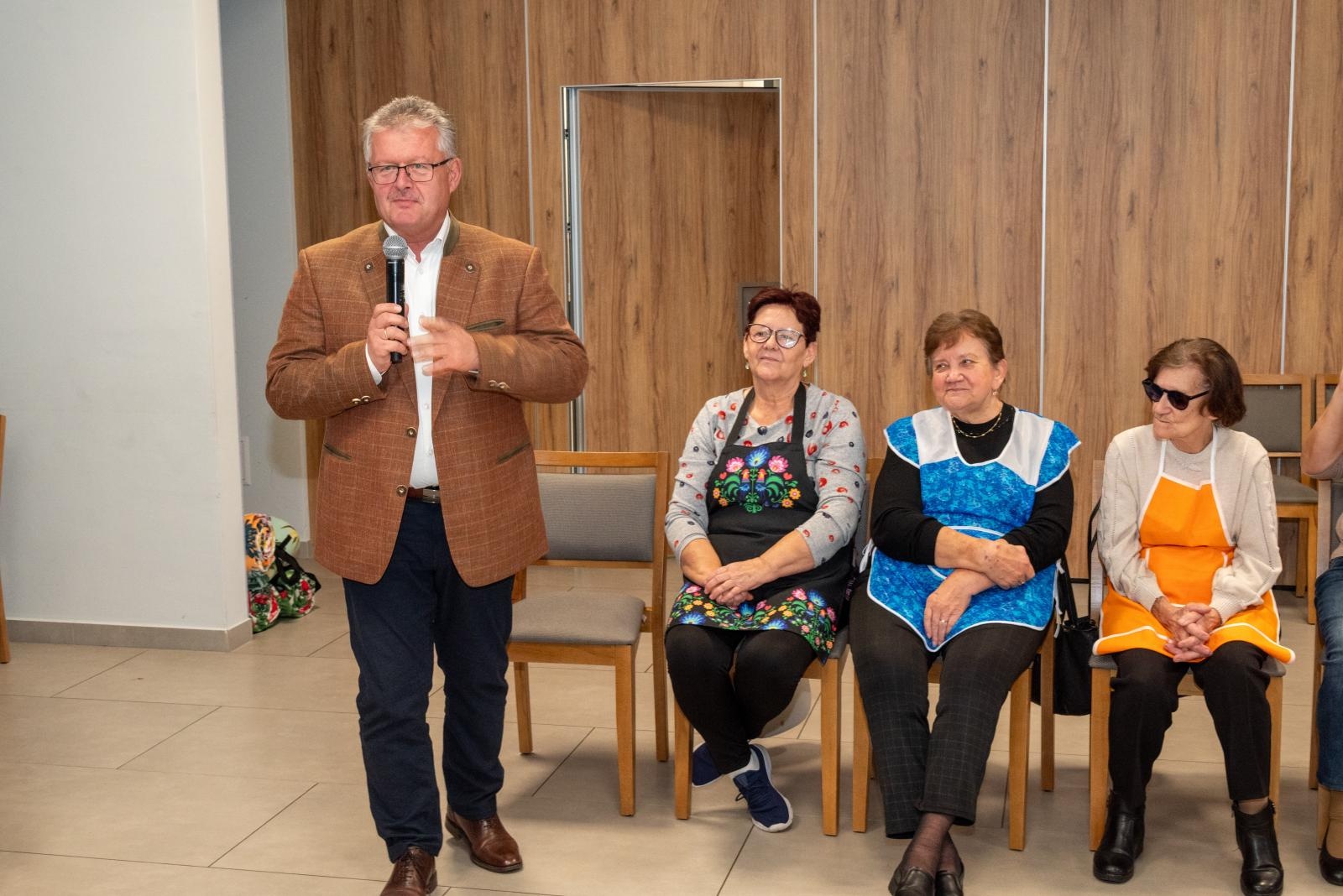Zdjęcie w galerii na portalu naszraciborz.pl: Kiszenie kapusty w Tworkowie. Dawny zwyczaj znów łączy pokolenia wiadomości z regionu