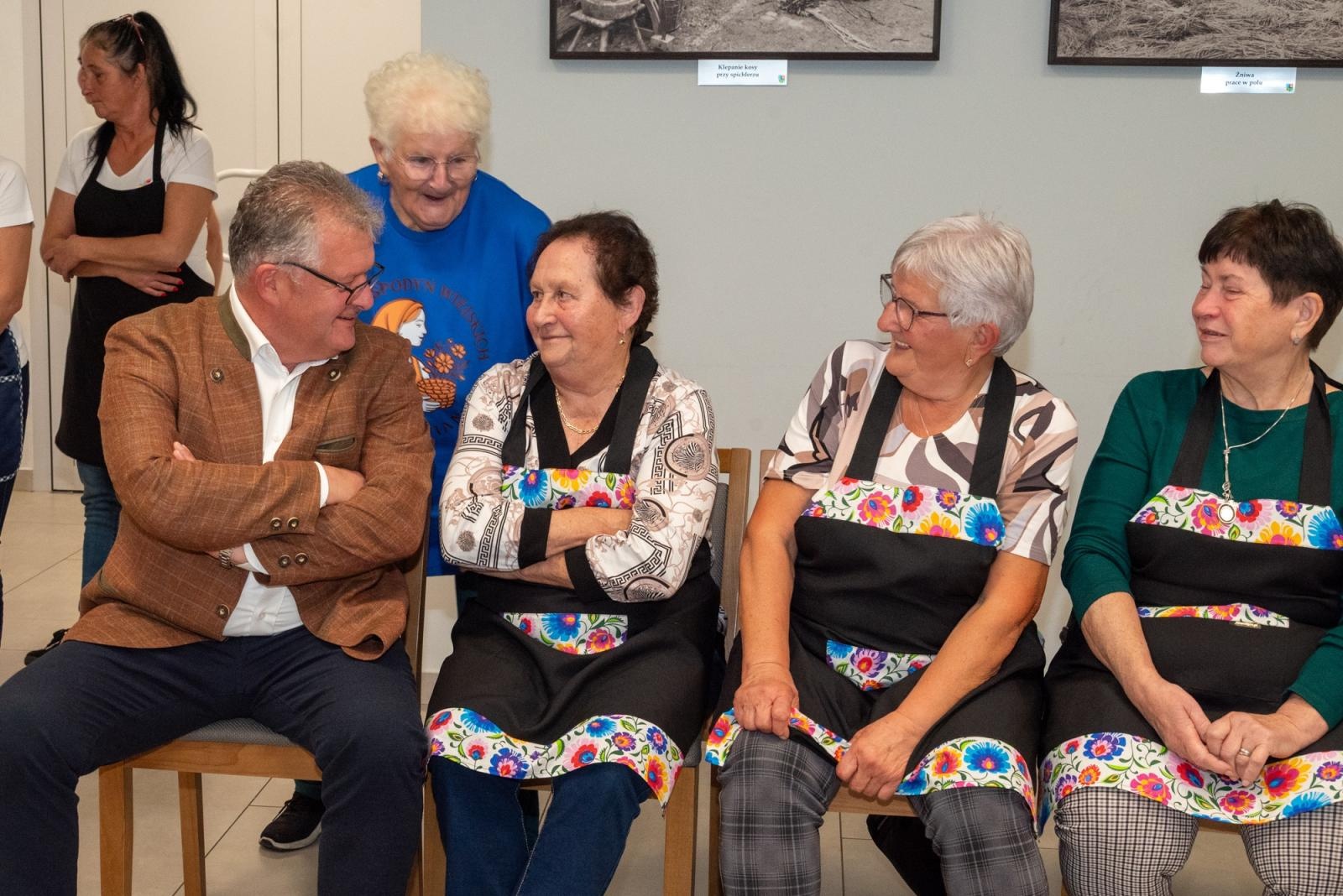 Zdjęcie w galerii na portalu naszraciborz.pl: Kiszenie kapusty w Tworkowie. Dawny zwyczaj znów łączy pokolenia wiadomości z regionu