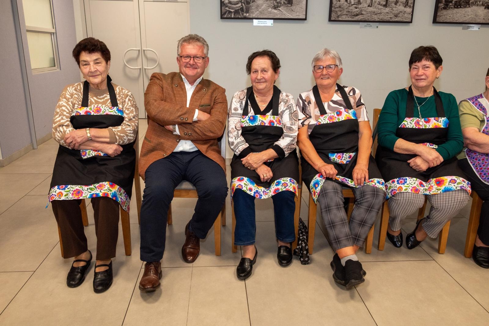 Zdjęcie w galerii na portalu naszraciborz.pl: Kiszenie kapusty w Tworkowie. Dawny zwyczaj znów łączy pokolenia wiadomości z regionu