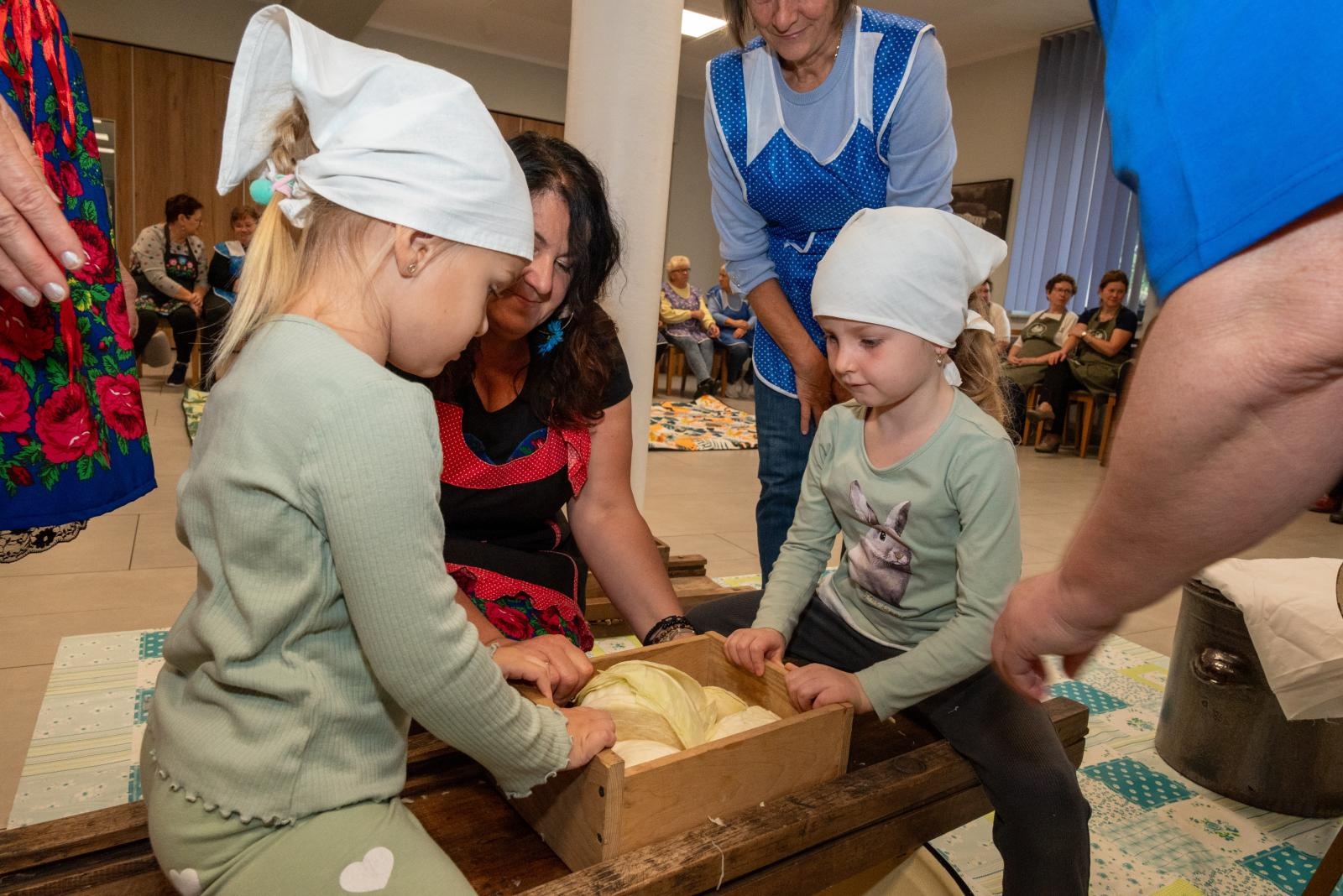 Zdjęcie w galerii na portalu naszraciborz.pl: Kiszenie kapusty w Tworkowie. Dawny zwyczaj znów łączy pokolenia wiadomości z regionu