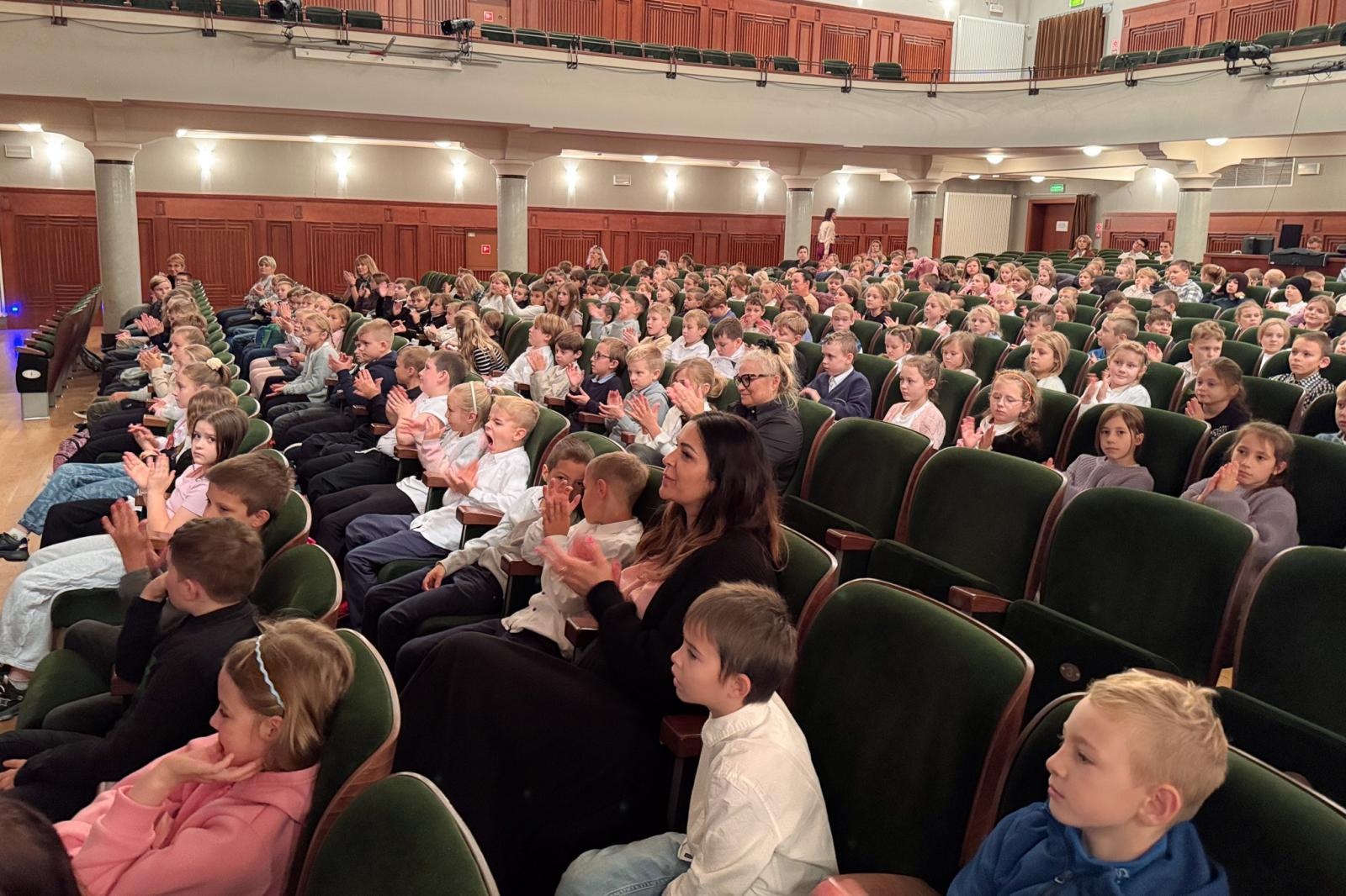 Zdjęcie w galerii na portalu naszraciborz.pl: Inauguracja nowego sezonu koncertów umuzykalniających w RCK: Raciborscy uczniowie poznali tajemnice akordeonu wiadomości z regionu