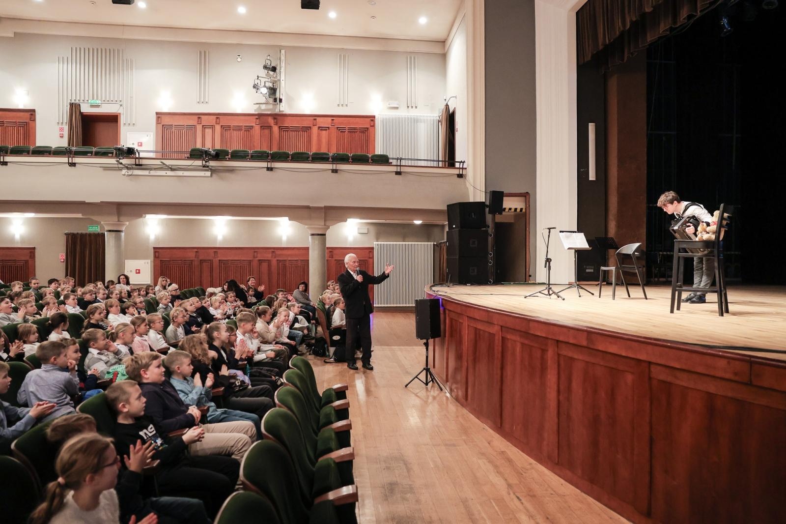 Zdjęcie w galerii na portalu naszraciborz.pl: Inauguracja nowego sezonu koncertów umuzykalniających w RCK: Raciborscy uczniowie poznali tajemnice akordeonu wiadomości z regionu