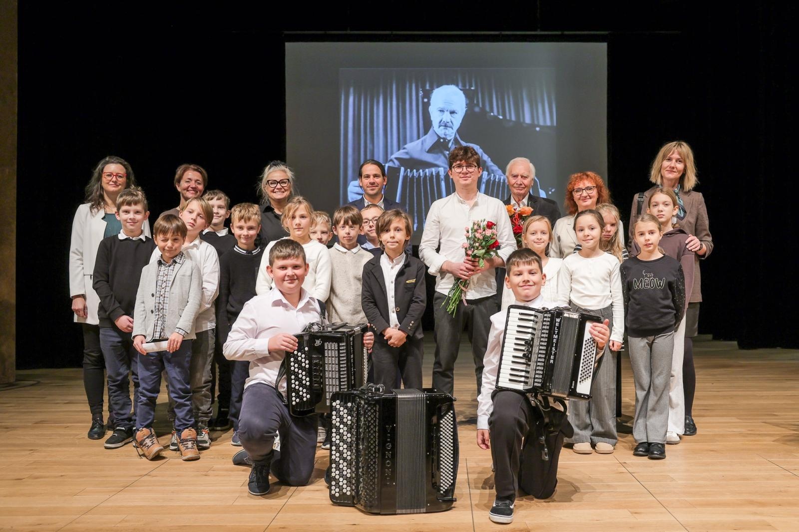 Zdjęcie w galerii na portalu naszraciborz.pl: Inauguracja nowego sezonu koncertów umuzykalniających w RCK: Raciborscy uczniowie poznali tajemnice akordeonu wiadomości z regionu