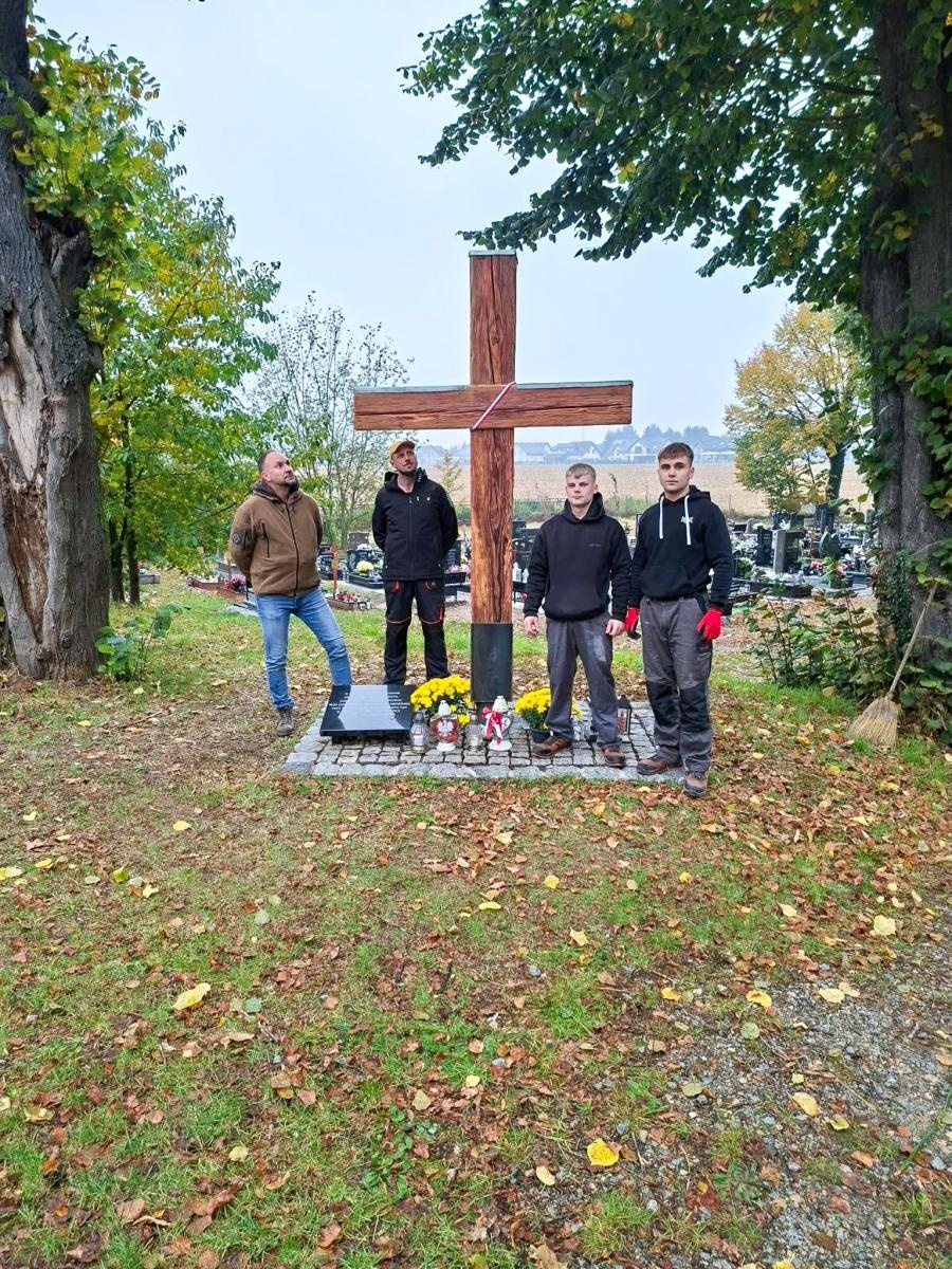 Zdjęcie w galerii na portalu naszraciborz.pl: Cmentarz Jeruzalem: nowy krzyż na raciborskiej Łączce wiadomości z regionu