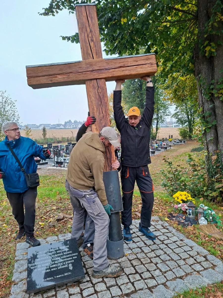 Zdjęcie w galerii na portalu naszraciborz.pl: Cmentarz Jeruzalem: nowy krzyż na raciborskiej Łączce wiadomości z regionu