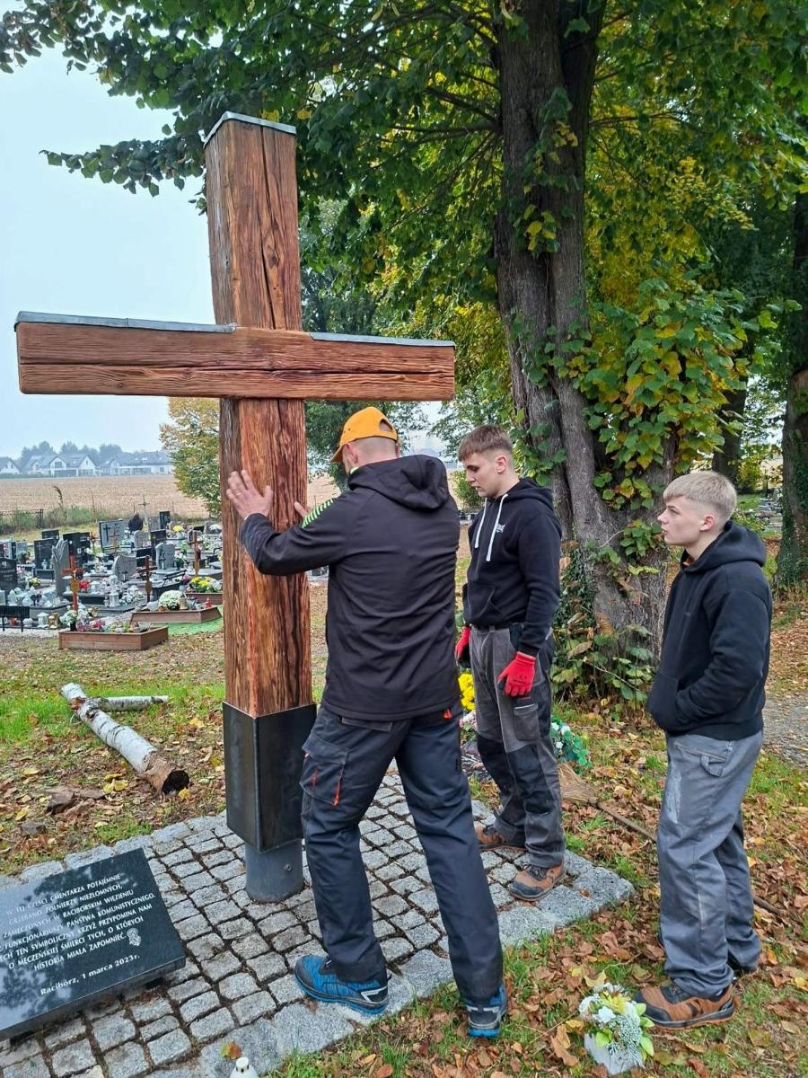 Zdjęcie w galerii na portalu naszraciborz.pl: Cmentarz Jeruzalem: nowy krzyż na raciborskiej Łączce wiadomości z regionu