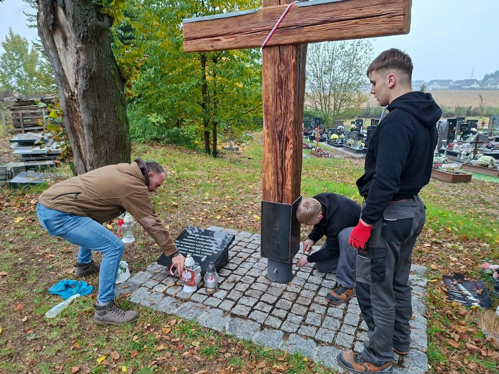 Zdjęcie w galerii na portalu naszraciborz.pl: Cmentarz Jeruzalem: nowy krzyż na raciborskiej Łączce wiadomości z regionu