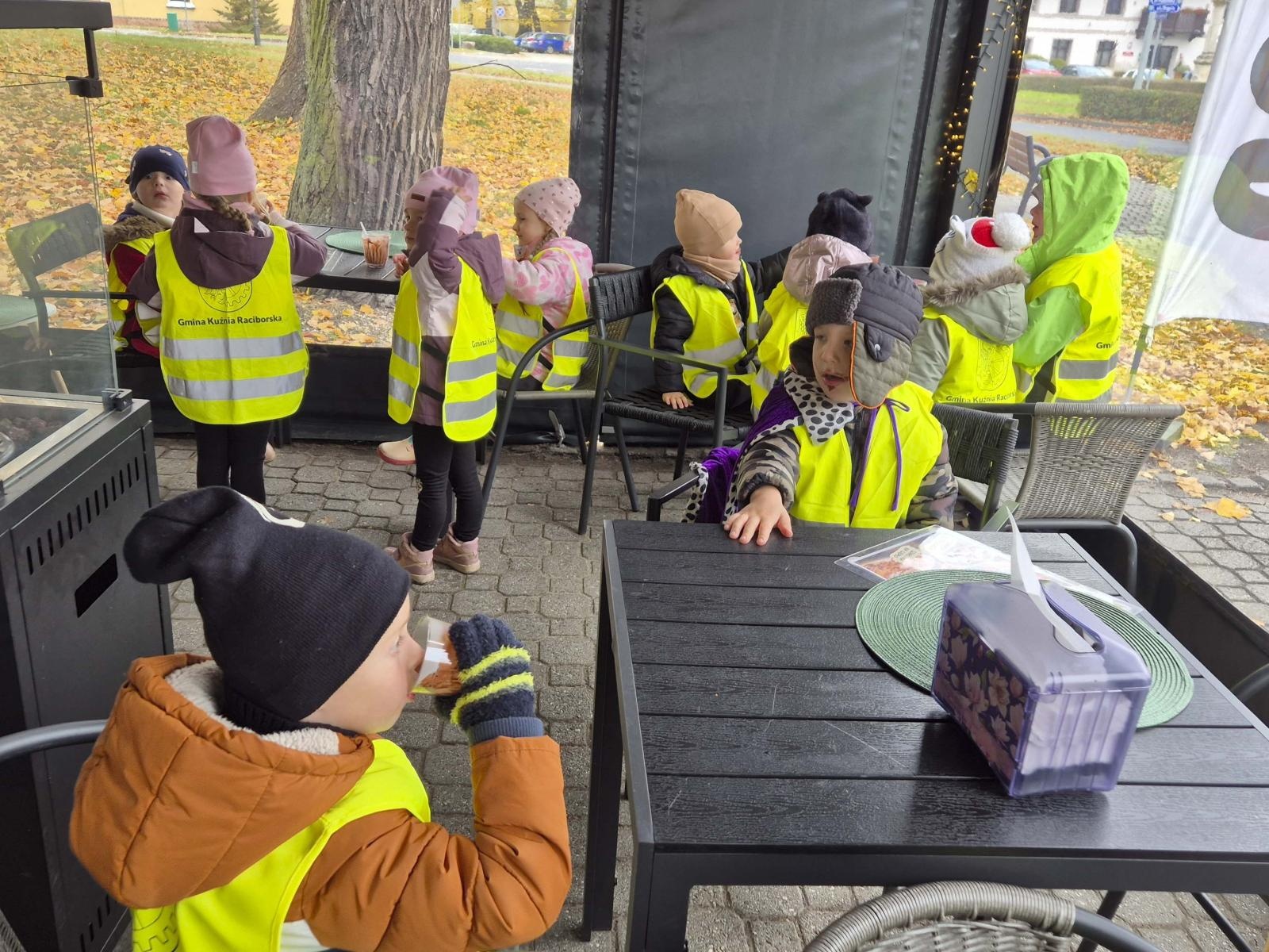 Zdjęcie w galerii na portalu naszraciborz.pl: Bajkowy korowód przedszkolaków przeszedł ulicami Rud  wiadomości z regionu
