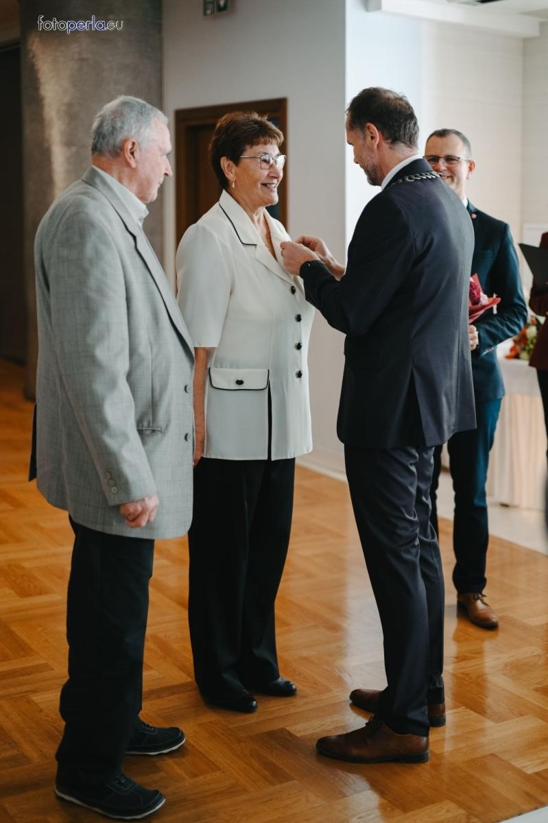 Zdjęcie w galerii na portalu naszraciborz.pl: Złote i szmaragdowe gody w Krzanowicach. 21 par świętowało jubileusze [FOTO na bis] wiadomości z regionu