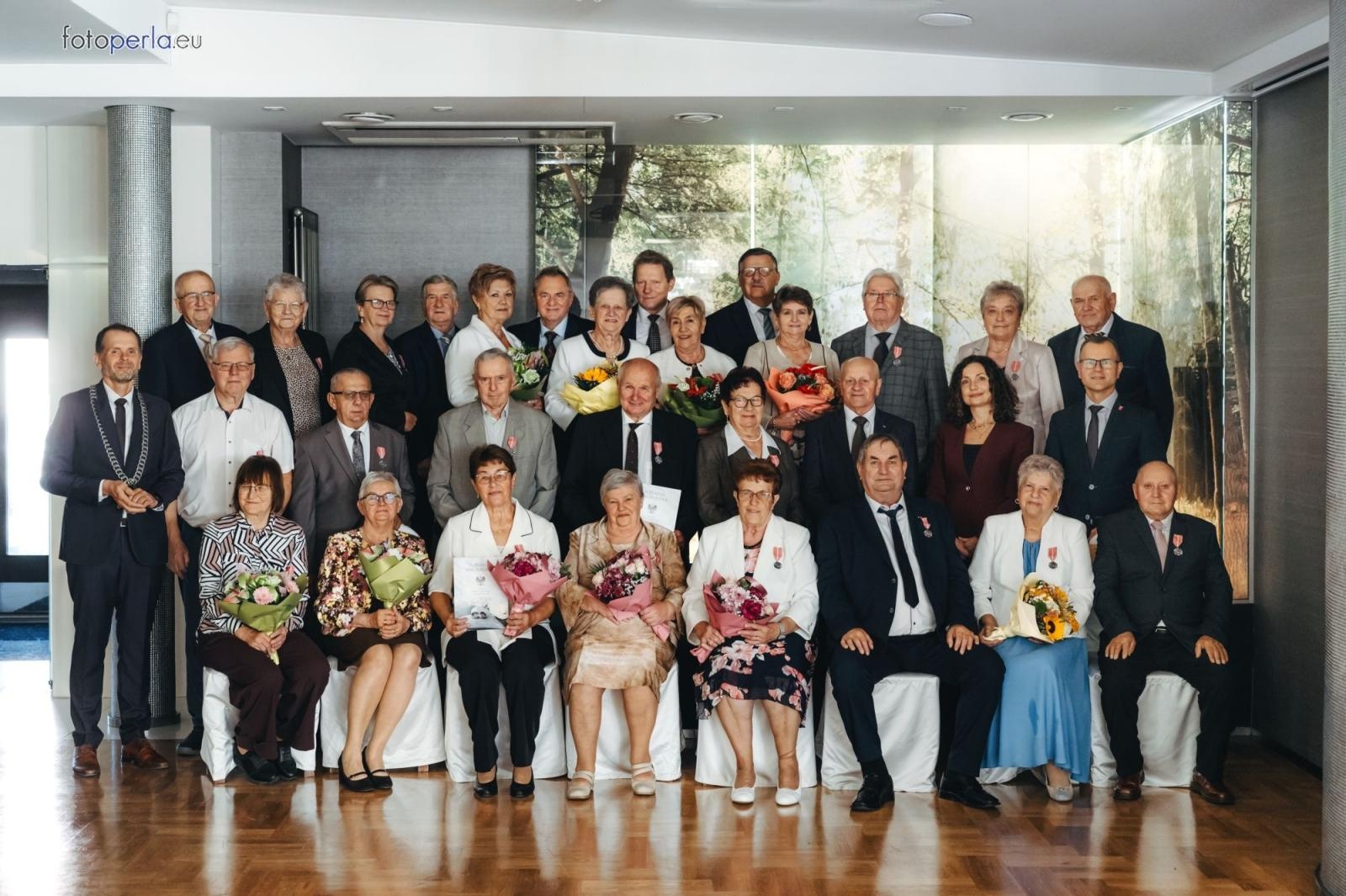Zdjęcie w galerii na portalu naszraciborz.pl: Złote i szmaragdowe gody w Krzanowicach. 21 par świętowało jubileusze [FOTO na bis] wiadomości z regionu