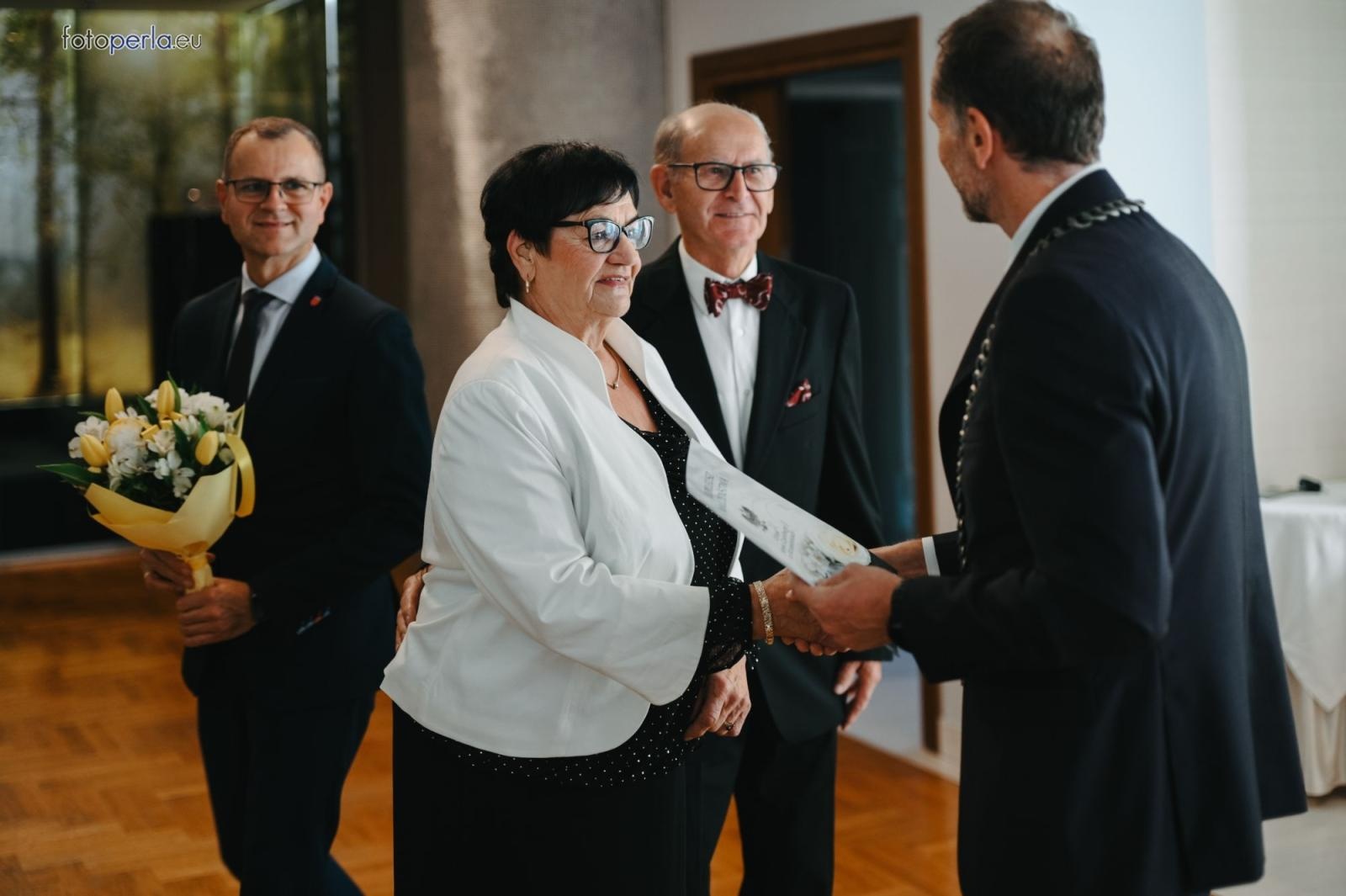 Zdjęcie w galerii na portalu naszraciborz.pl: Złote i szmaragdowe gody w Krzanowicach. 21 par świętowało jubileusze [FOTO na bis] wiadomości z regionu