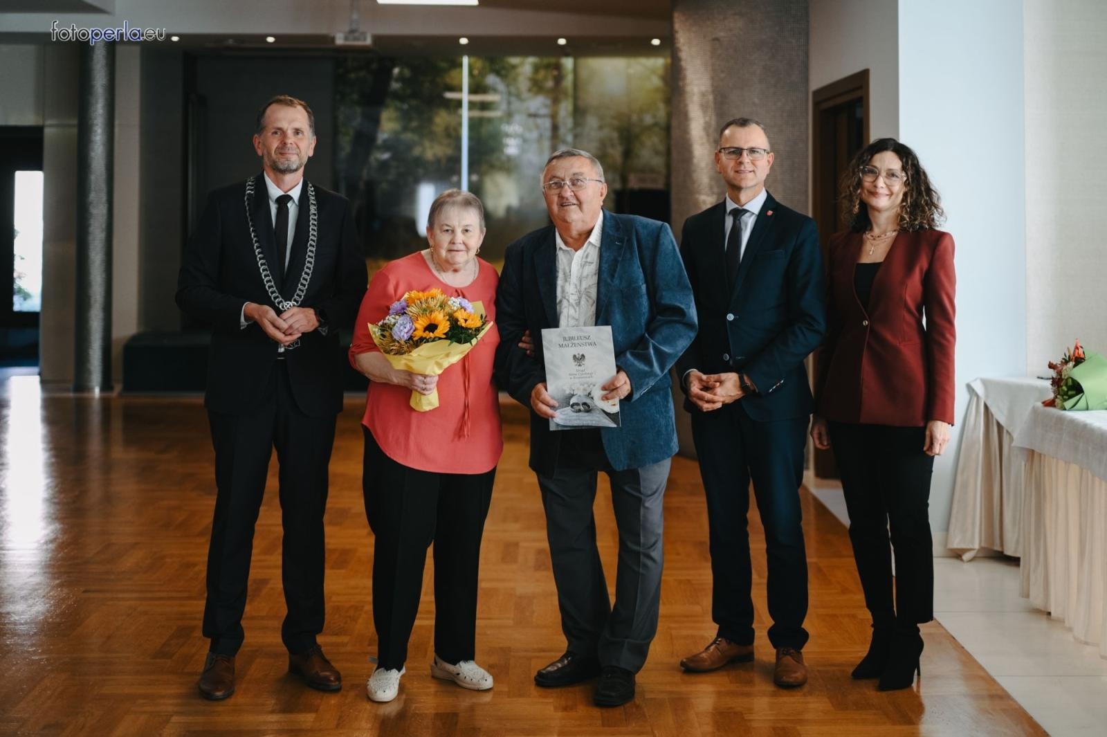 Zdjęcie w galerii na portalu naszraciborz.pl: Złote i szmaragdowe gody w Krzanowicach. 21 par świętowało jubileusze [FOTO na bis] wiadomości z regionu