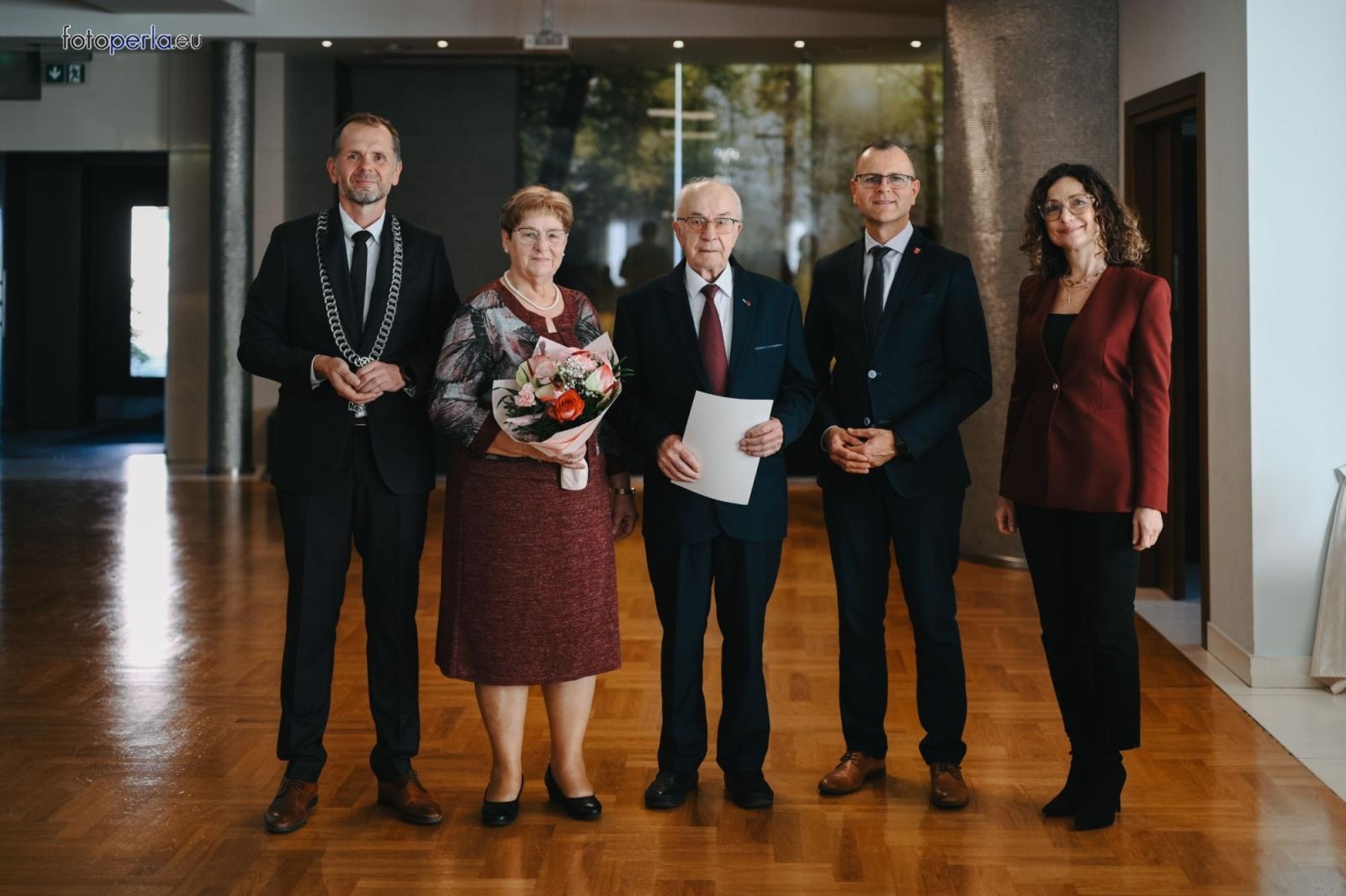 Zdjęcie w galerii na portalu naszraciborz.pl: Złote i szmaragdowe gody w Krzanowicach. 21 par świętowało jubileusze [FOTO na bis] wiadomości z regionu