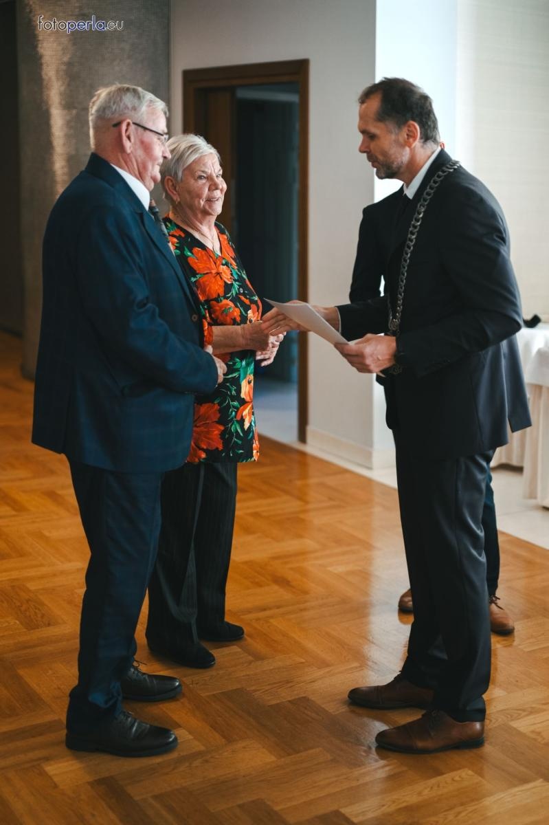 Zdjęcie w galerii na portalu naszraciborz.pl: Złote i szmaragdowe gody w Krzanowicach. 21 par świętowało jubileusze [FOTO na bis] wiadomości z regionu