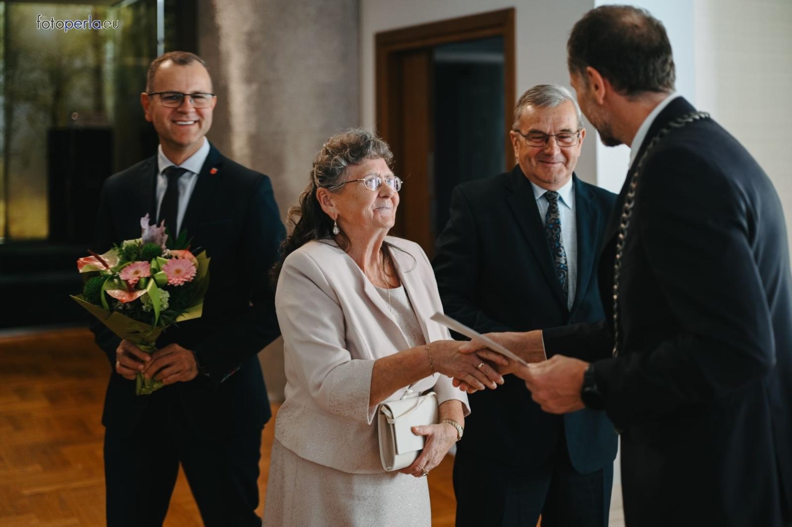 Zdjęcie w galerii na portalu naszraciborz.pl: Złote i szmaragdowe gody w Krzanowicach. 21 par świętowało jubileusze [FOTO na bis] wiadomości z regionu