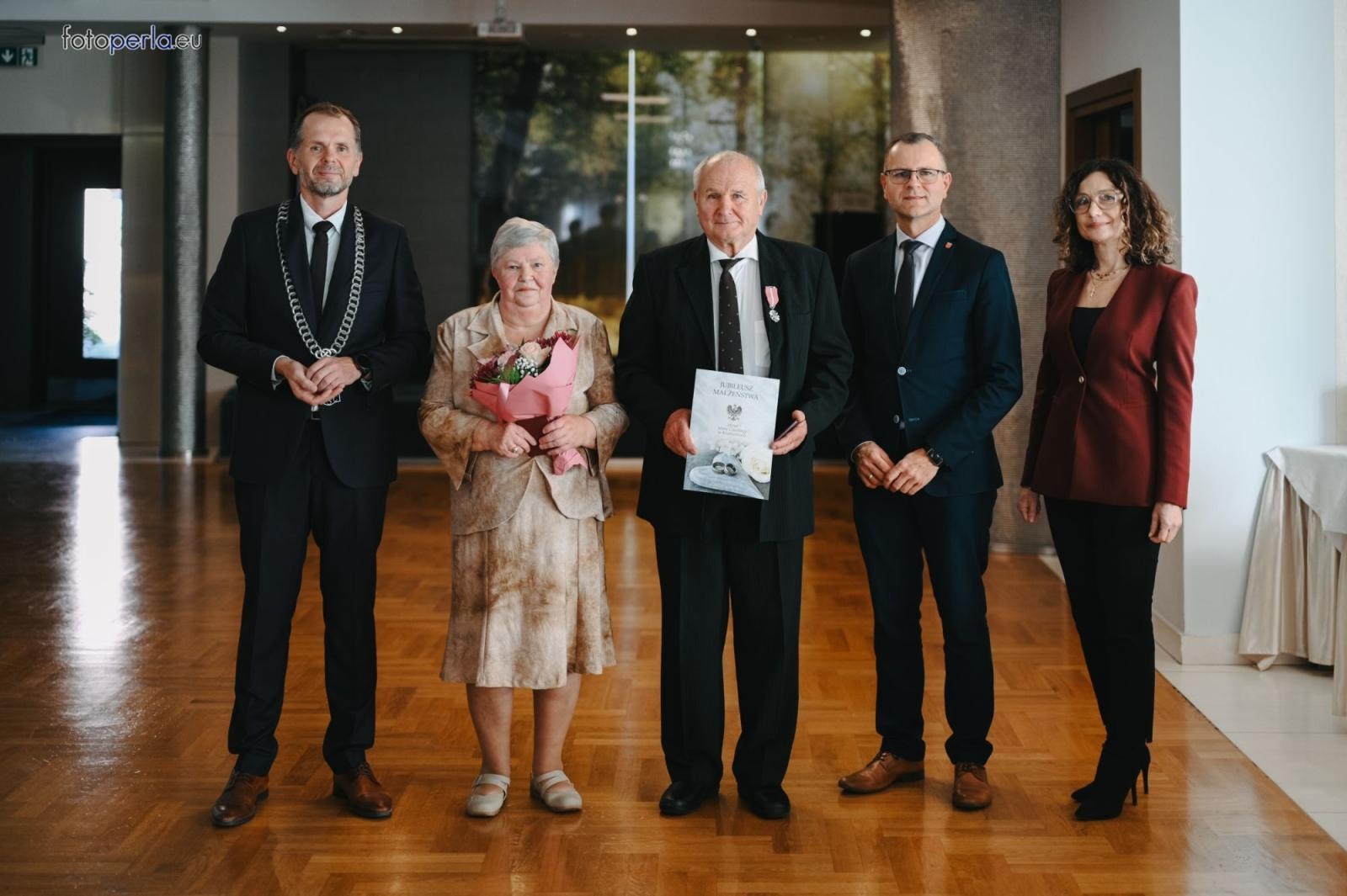 Zdjęcie w galerii na portalu naszraciborz.pl: Złote i szmaragdowe gody w Krzanowicach. 21 par świętowało jubileusze [FOTO na bis] wiadomości z regionu