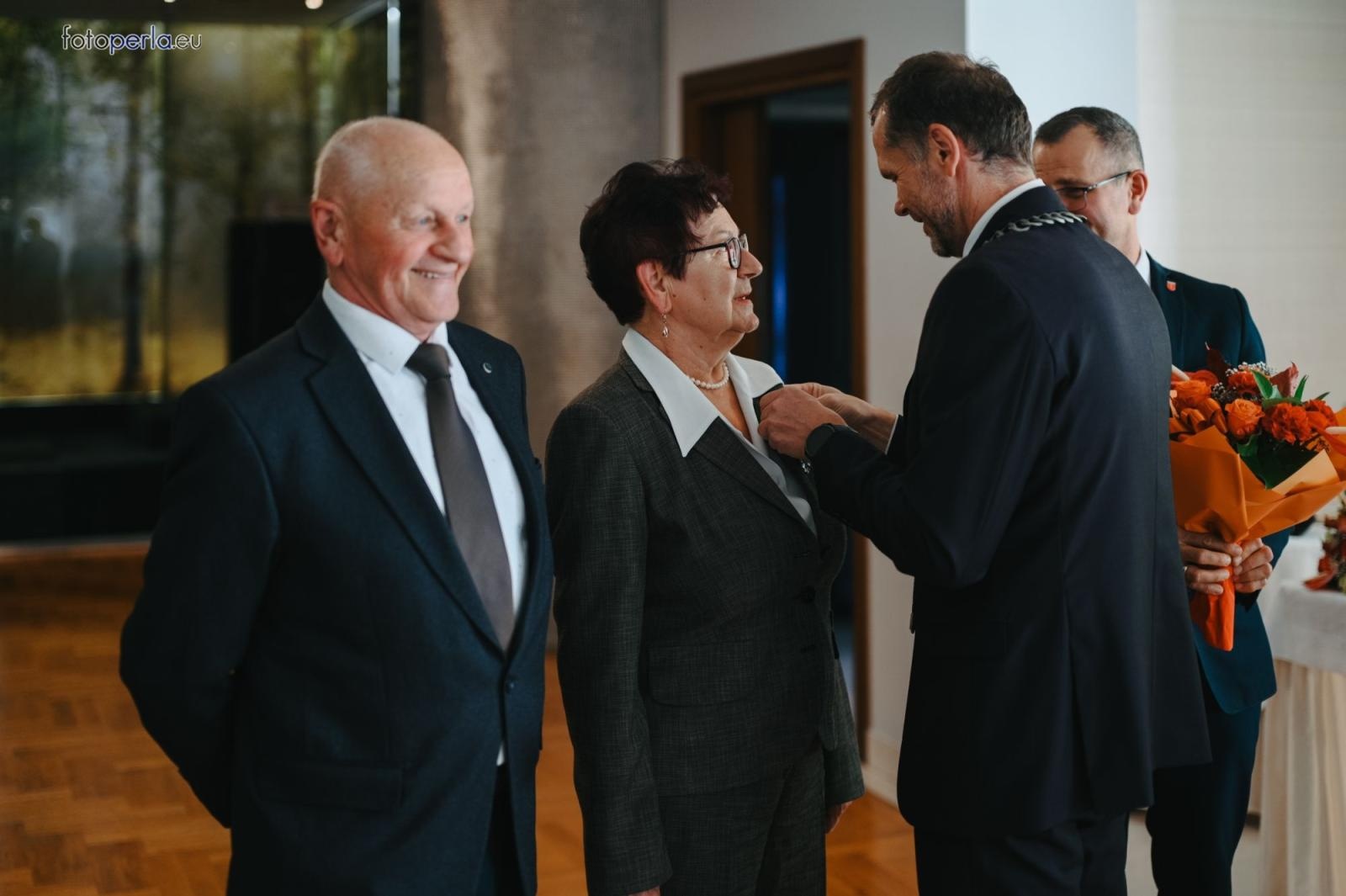 Zdjęcie w galerii na portalu naszraciborz.pl: Złote i szmaragdowe gody w Krzanowicach. 21 par świętowało jubileusze [FOTO na bis] wiadomości z regionu