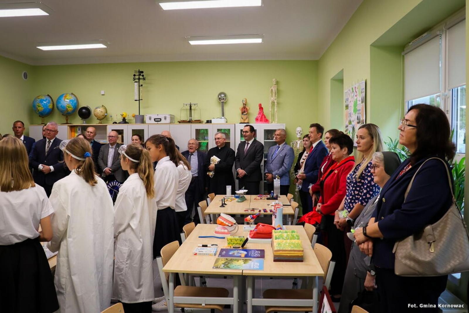 Zdjęcie w galerii na portalu naszraciborz.pl: Szkoła w Pogrzebieniu po generalnym remoncie. Otwarto także Zieloną Pracownię wiadomości z regionu