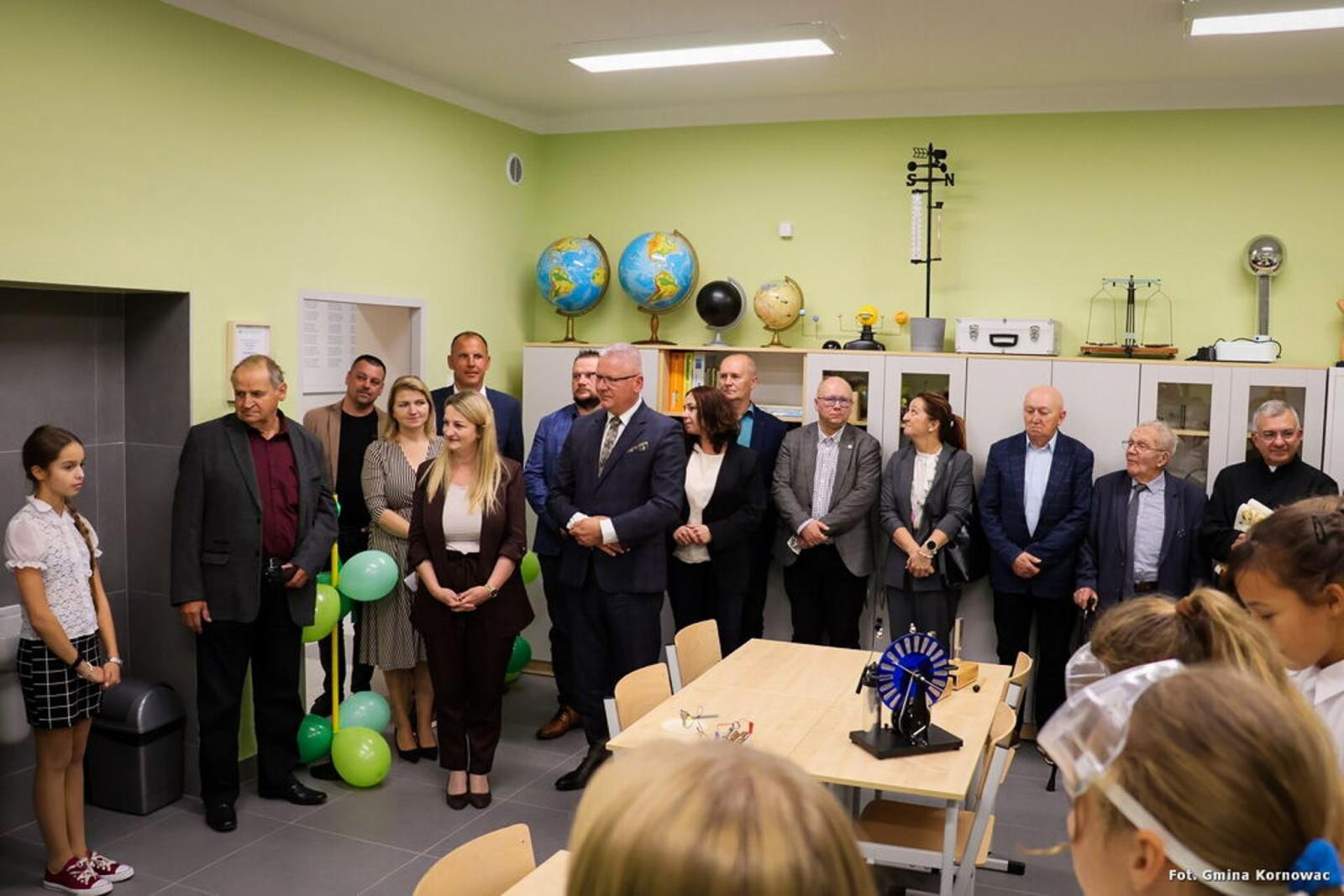 Zdjęcie w galerii na portalu naszraciborz.pl: Szkoła w Pogrzebieniu po generalnym remoncie. Otwarto także Zieloną Pracownię wiadomości z regionu