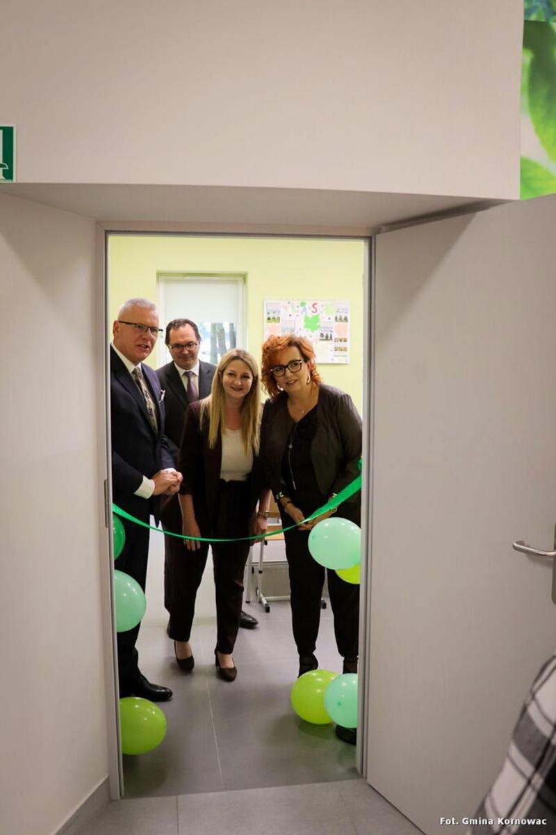 Zdjęcie w galerii na portalu naszraciborz.pl: Szkoła w Pogrzebieniu po generalnym remoncie. Otwarto także Zieloną Pracownię wiadomości z regionu