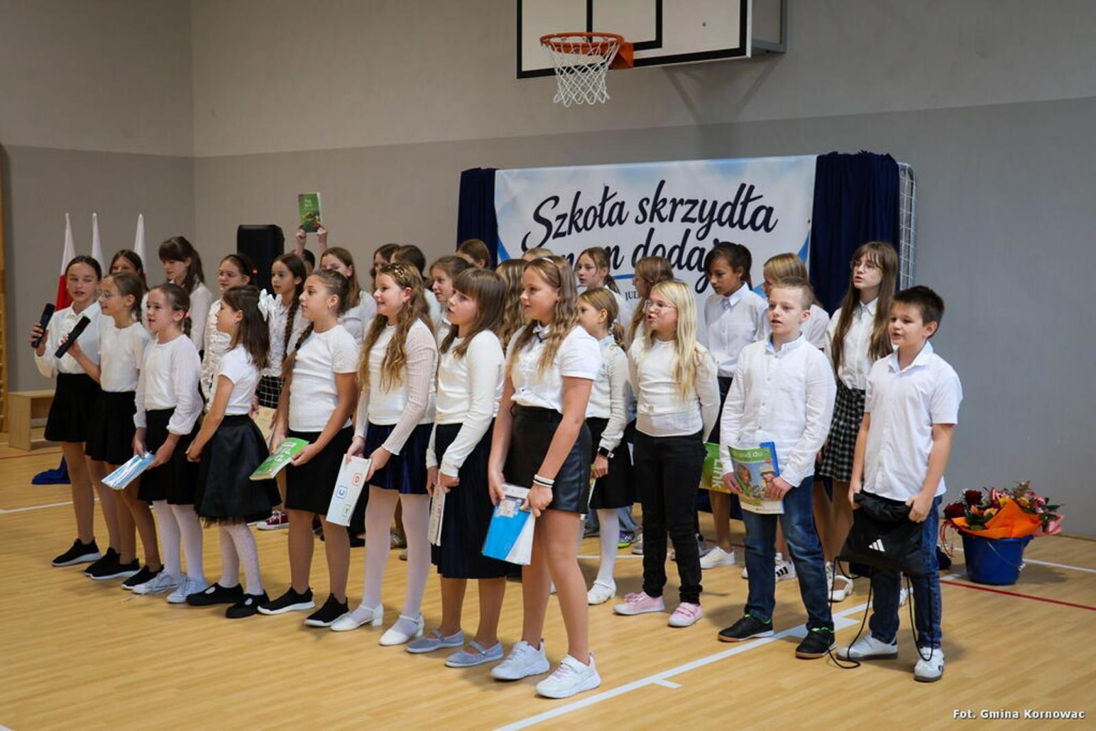 Zdjęcie w galerii na portalu naszraciborz.pl: Szkoła w Pogrzebieniu po generalnym remoncie. Otwarto także Zieloną Pracownię wiadomości z regionu