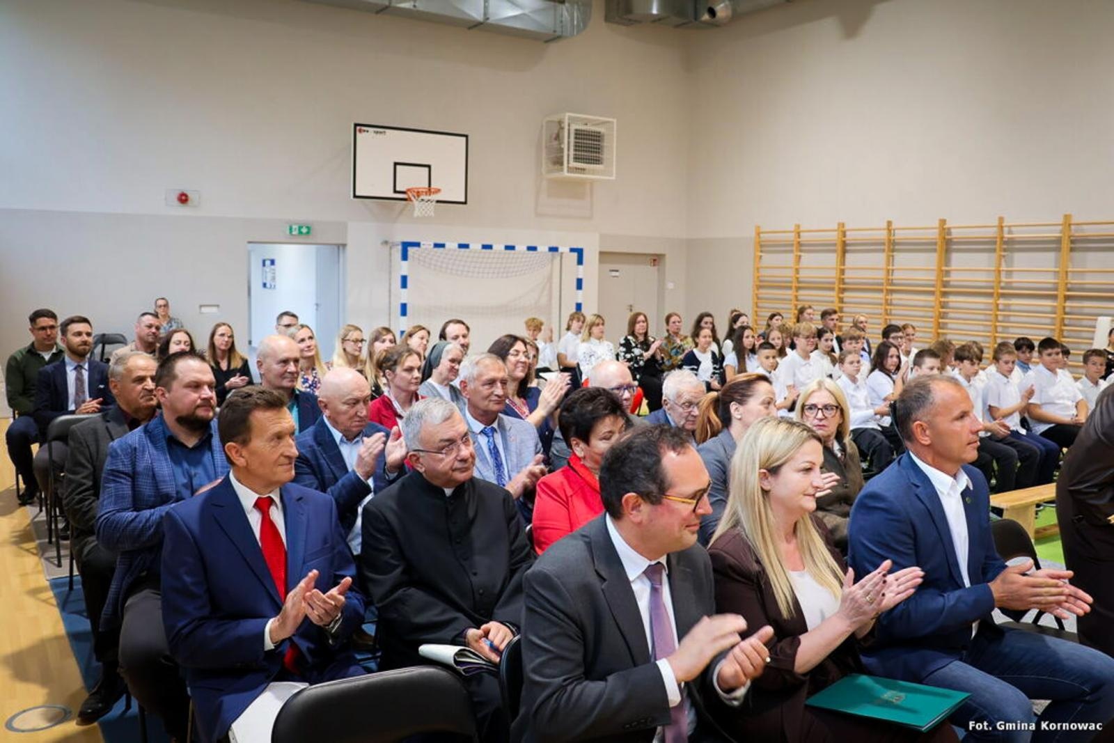 Zdjęcie w galerii na portalu naszraciborz.pl: Szkoła w Pogrzebieniu po generalnym remoncie. Otwarto także Zieloną Pracownię wiadomości z regionu