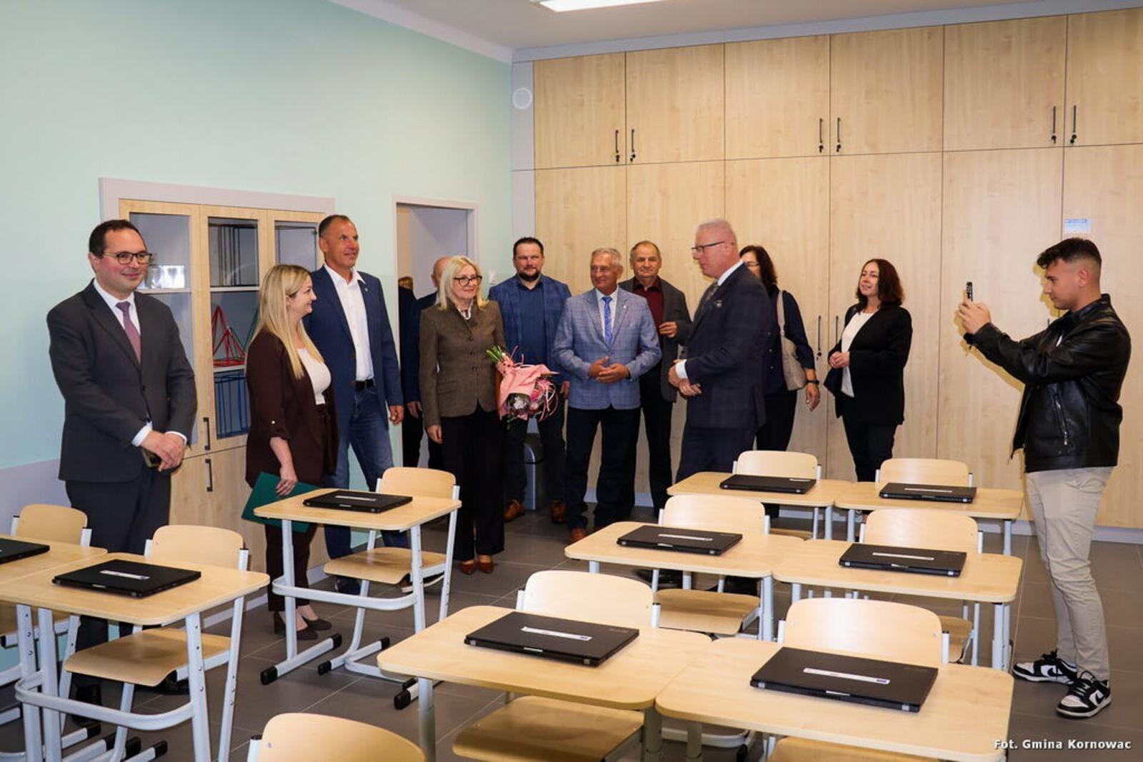 Zdjęcie w galerii na portalu naszraciborz.pl: Szkoła w Pogrzebieniu po generalnym remoncie. Otwarto także Zieloną Pracownię wiadomości z regionu