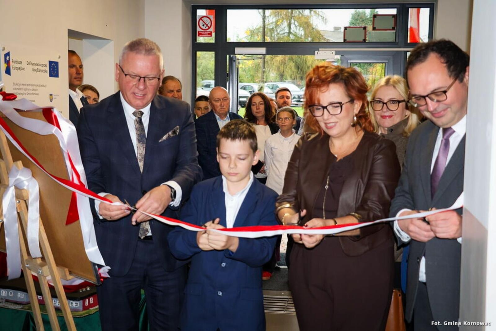 Zdjęcie w galerii na portalu naszraciborz.pl: Szkoła w Pogrzebieniu po generalnym remoncie. Otwarto także Zieloną Pracownię wiadomości z regionu