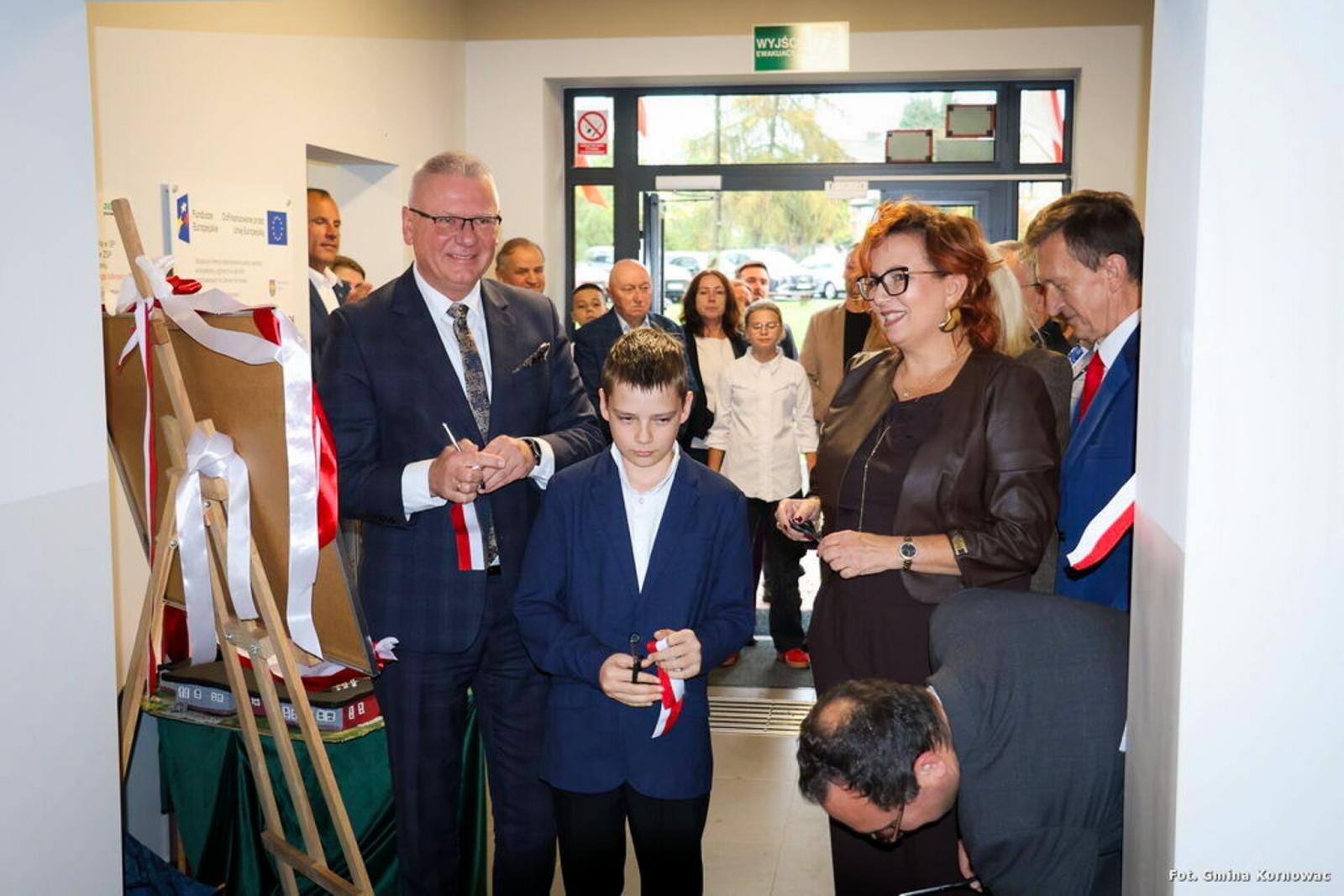 Zdjęcie w galerii na portalu naszraciborz.pl: Szkoła w Pogrzebieniu po generalnym remoncie. Otwarto także Zieloną Pracownię wiadomości z regionu