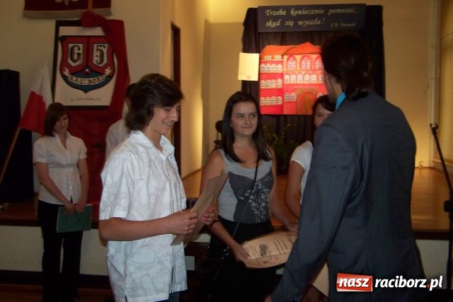 Zdjęcie w galerii na portalu naszraciborz.pl: Pożegnanie klas III w Gimnazjum Nr 5 wiadomości z regionu
