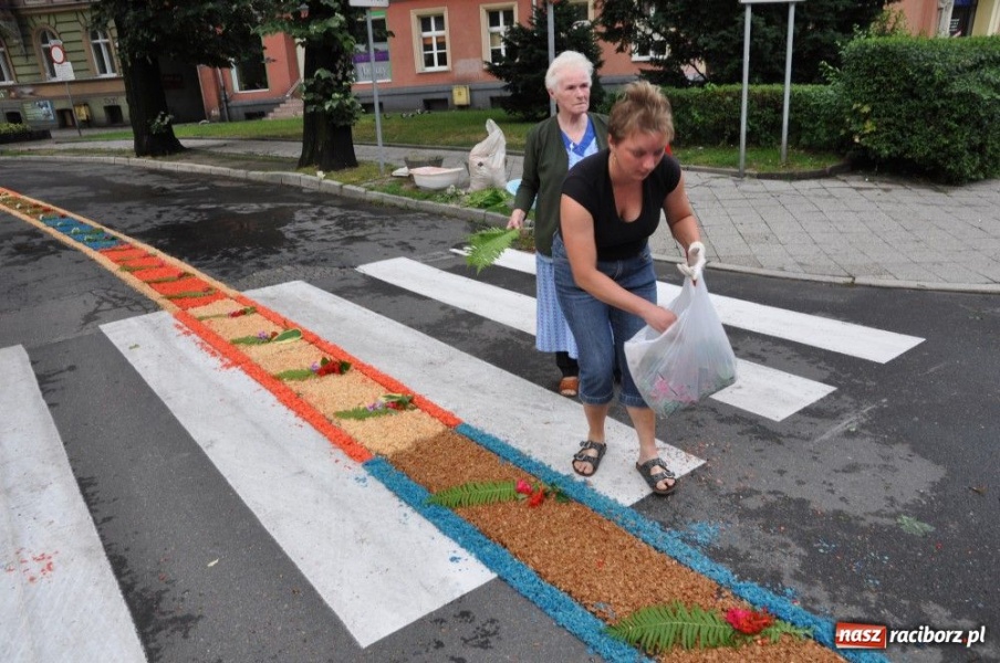 Zdjęcie w galerii na portalu naszraciborz.pl: Od świtu układają dywany z kwiatów wiadomości z regionu