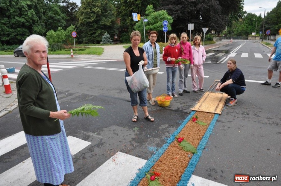 Zdjęcie w galerii na portalu naszraciborz.pl: Od świtu układają dywany z kwiatów wiadomości z regionu