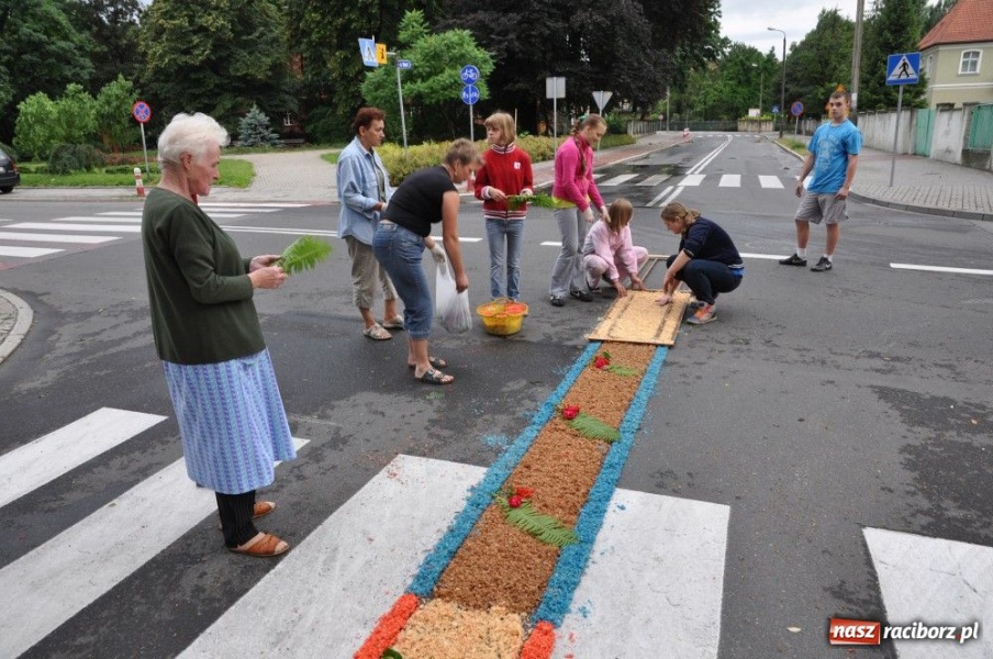 Zdjęcie w galerii na portalu naszraciborz.pl: Od świtu układają dywany z kwiatów wiadomości z regionu