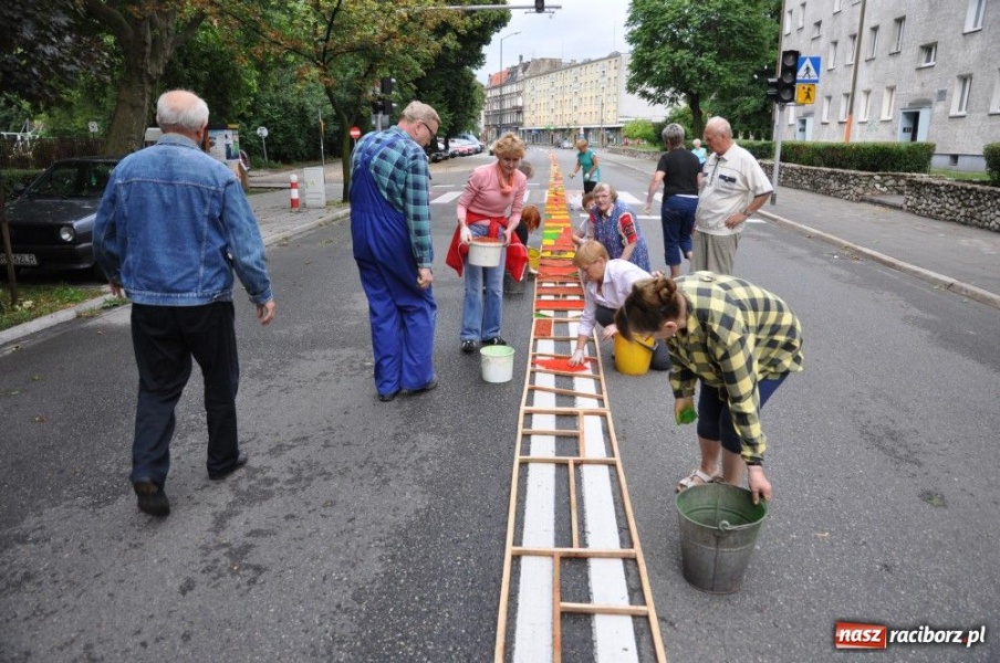 Zdjęcie w galerii na portalu naszraciborz.pl: Od świtu układają dywany z kwiatów wiadomości z regionu
