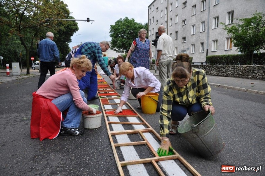 Zdjęcie w galerii na portalu naszraciborz.pl: Od świtu układają dywany z kwiatów wiadomości z regionu