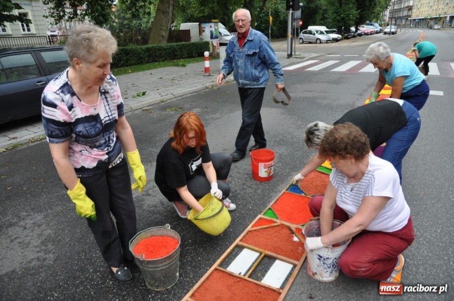 Zdjęcie w galerii na portalu naszraciborz.pl: Od świtu układają dywany z kwiatów wiadomości z regionu