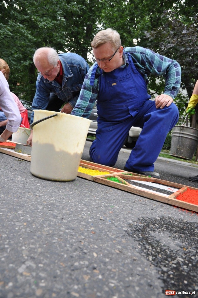 Zdjęcie w galerii na portalu naszraciborz.pl: Od świtu układają dywany z kwiatów wiadomości z regionu
