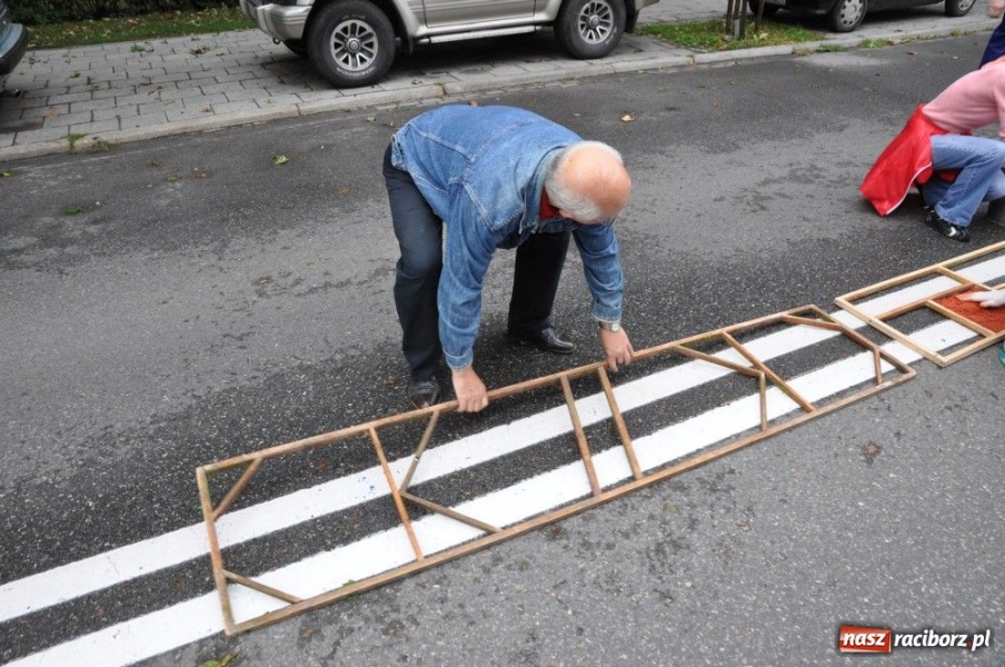 Zdjęcie w galerii na portalu naszraciborz.pl: Od świtu układają dywany z kwiatów wiadomości z regionu