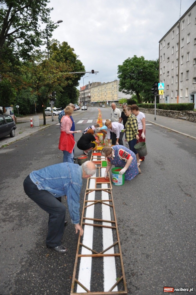 Zdjęcie w galerii na portalu naszraciborz.pl: Od świtu układają dywany z kwiatów wiadomości z regionu