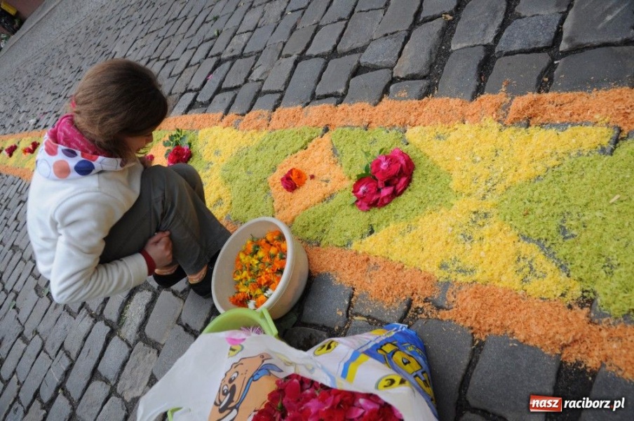 Zdjęcie w galerii na portalu naszraciborz.pl: Od świtu układają dywany z kwiatów wiadomości z regionu