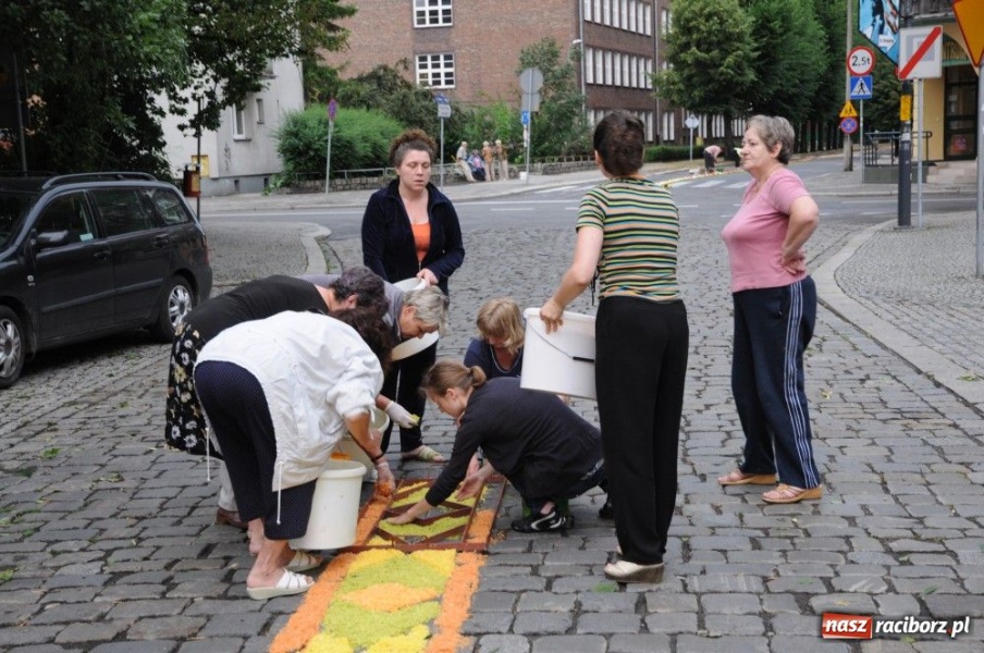 Zdjęcie w galerii na portalu naszraciborz.pl: Od świtu układają dywany z kwiatów wiadomości z regionu