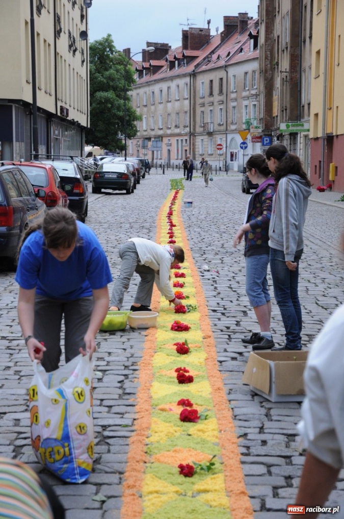 Zdjęcie w galerii na portalu naszraciborz.pl: Od świtu układają dywany z kwiatów wiadomości z regionu