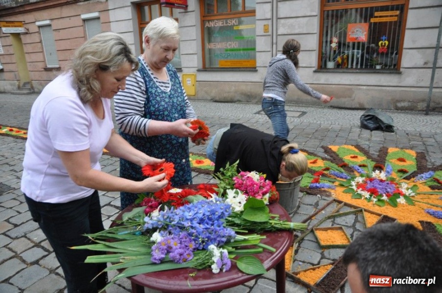 Zdjęcie w galerii na portalu naszraciborz.pl: Od świtu układają dywany z kwiatów wiadomości z regionu