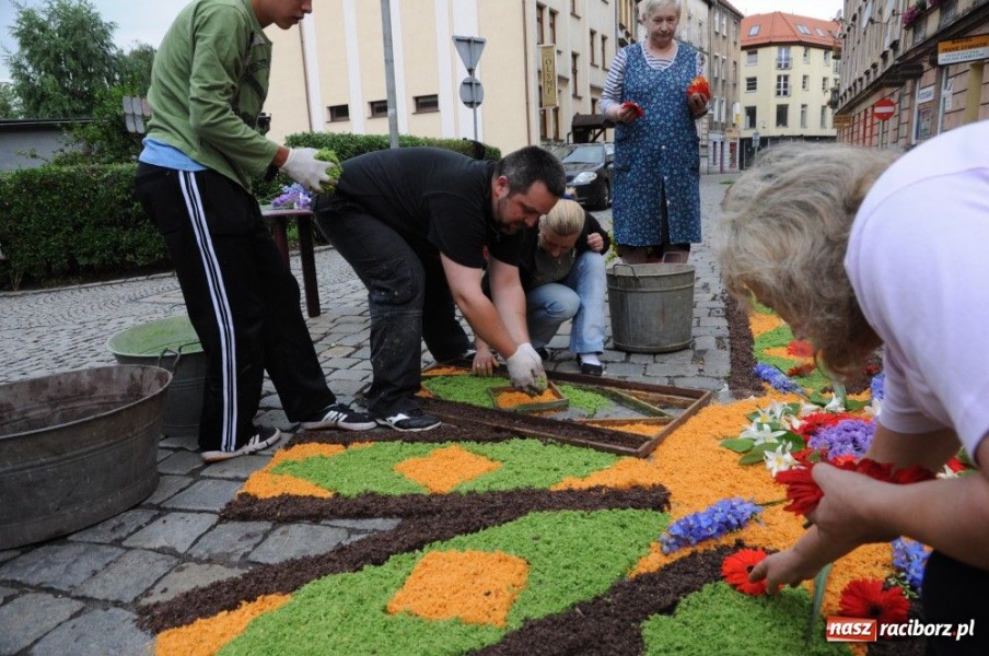 Zdjęcie w galerii na portalu naszraciborz.pl: Od świtu układają dywany z kwiatów wiadomości z regionu