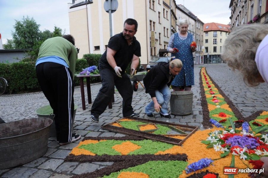 Zdjęcie w galerii na portalu naszraciborz.pl: Od świtu układają dywany z kwiatów wiadomości z regionu