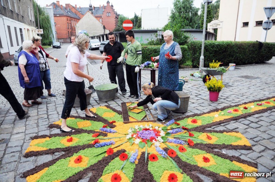 Zdjęcie w galerii na portalu naszraciborz.pl: Od świtu układają dywany z kwiatów wiadomości z regionu