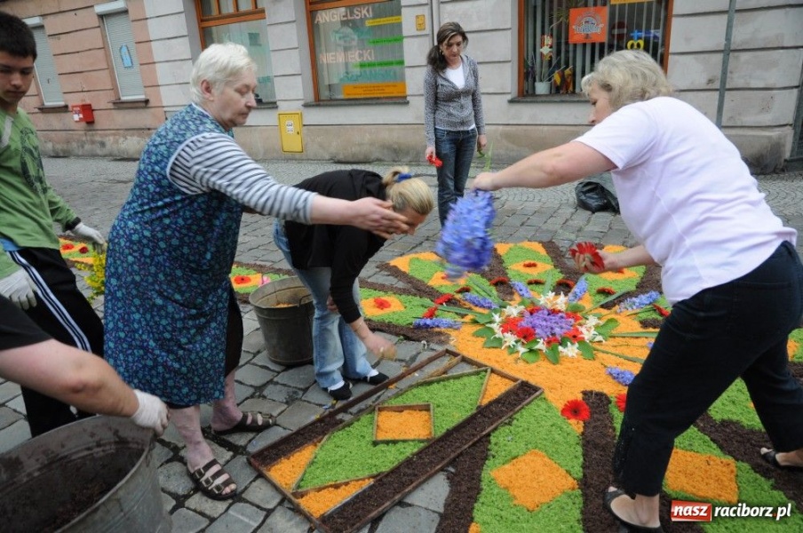 Zdjęcie w galerii na portalu naszraciborz.pl: Od świtu układają dywany z kwiatów wiadomości z regionu