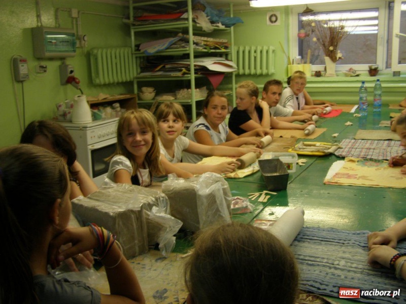 Zdjęcie w galerii na portalu naszraciborz.pl: Biwak z lepieniem w glinie wiadomości z regionu